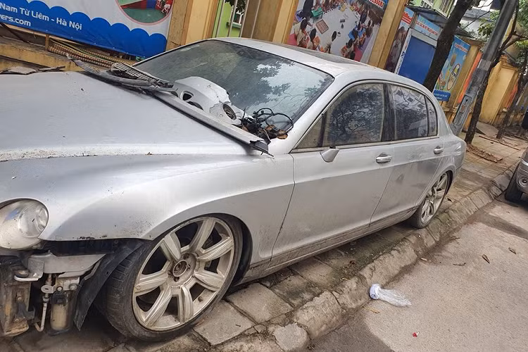 Điểm đáng ngạc nhiên là 2 chiếc logo Bentley phía trước và sau xe vẫn còn nguyên, dù xe đã được để ở ngoài đường chứ không còn có người trông như trước. Logo ở bánh xe đã được tháo từ trước đó.