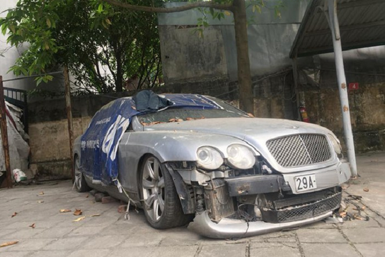 Cản trước đã không còn. Cản sau mục nát ở vị trí ống xả. Gương xe đã bị mất từ trước đó. Dường như không ai lau chùi chiếc xe trong suốt những năm qua nên nhiều chi tiết ngoại thất đã gỉ sét. Tấm bạt gắn trên nóc xe nay đã được tháo ra.