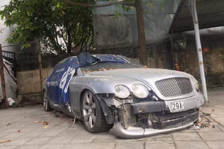 Cản trước đã không còn. Cản sau mục nát ở vị trí ống xả. Gương xe đã bị mất từ trước đó. Dường như không ai lau chùi chiếc xe trong suốt những năm qua nên nhiều chi tiết ngoại thất đã gỉ sét. Tấm bạt gắn trên nóc xe nay đã được tháo ra.