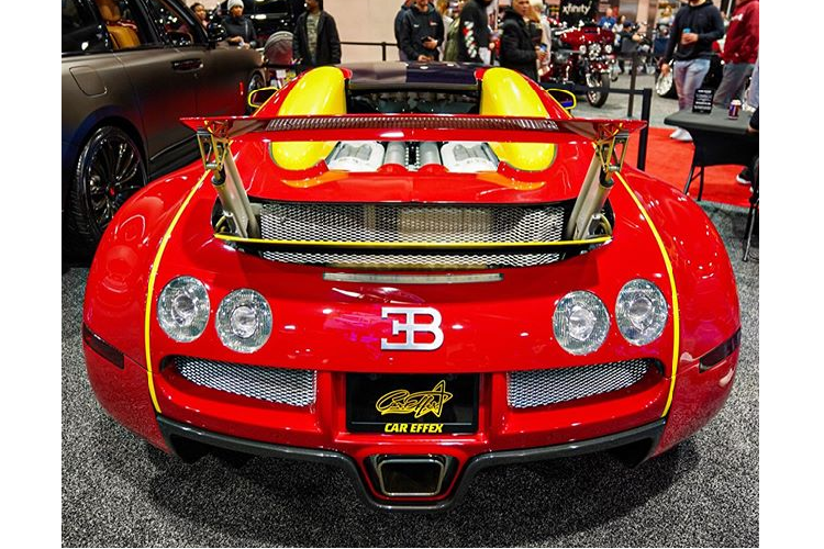 Chiếc Bugatti Veyron của Lil Uzi Vert mang trên mình màu gốc đỏ chủ đạo phối với đường màu trắng nổi bật. Bên trong nội thất chiếc xe mang màu đỏ Bordeaux đầy sang trọng. Với phối màu này, chiếc Veyron mang trên mình một vẻ sang trọng, nhẹ nhàng, không quá nổi bật hay quá hầm hố như những phiên bản với phối màu thể thao khác.