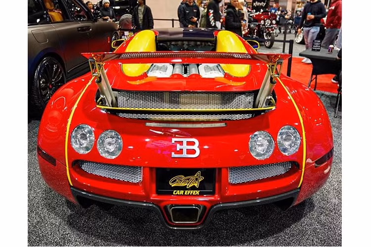 Chiếc Bugatti Veyron của Lil Uzi Vert mang trên mình màu gốc đỏ chủ đạo phối với đường màu trắng nổi bật. Bên trong nội thất chiếc xe mang màu đỏ Bordeaux đầy sang trọng. Với phối màu này, chiếc Veyron mang trên mình một vẻ sang trọng, nhẹ nhàng, không quá nổi bật hay quá hầm hố như những phiên bản với phối màu thể thao khác.