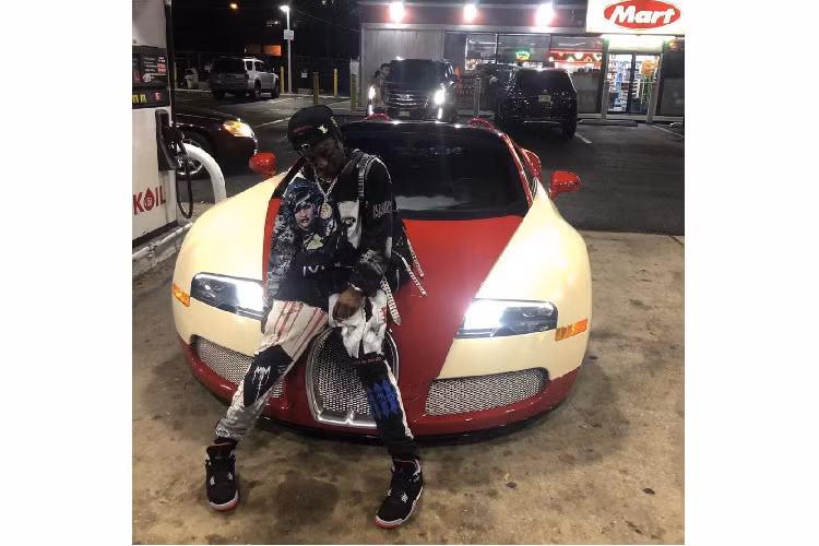 Tuy nhiên sau một thời gian sử dụng, vẻ đẹp sang trọng của chiếc siêu xe Pháp đã được thay đổi bằng một lớp áo đầy màu sắc, phá cách và được phối kết hợp không theo bất cứ một quy chuẩn nào.