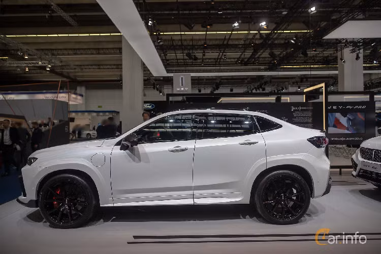 Dưới mui xe, VV7 GT của Brabus tiếp tục sử dụng động cơ xăng tăng áp 2.0 lít với công suất 227 mã lực và mô-men xoắn cực đại 387 Nm. Sức mạnh chỉ được truyền đến các bánh trước thông qua hộp số tự động bảy cấp.