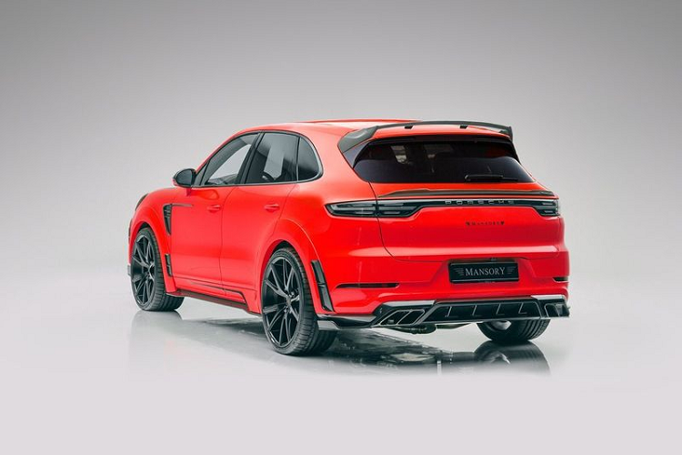 Cả hai chiếc Porsche Cayenne của Mansory đều có màu sơn sáng bắt mắt (Coupe màu cam còn SUV màu đỏ) và bộ bodykit sợi carbon thể thao bao gồm nắp ca-pô tích hợp hút gió hai bên, các khe gió phía trước, bộ khuếch tán phía sau, cánh giò và trang trí bên hông, ví dụ như phần mở rộng vòm bánh xe.