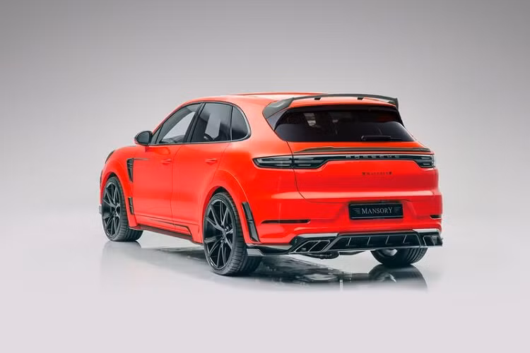 Cả hai chiếc Porsche Cayenne của Mansory đều có màu sơn sáng bắt mắt (Coupe màu cam còn SUV màu đỏ) và bộ bodykit sợi carbon thể thao bao gồm nắp ca-pô tích hợp hút gió hai bên, các khe gió phía trước, bộ khuếch tán phía sau, cánh giò và trang trí bên hông, ví dụ như phần mở rộng vòm bánh xe.