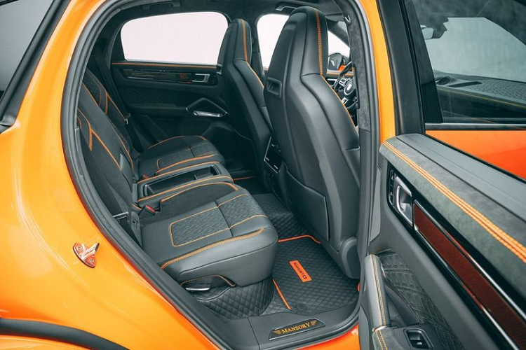 Ngoài ra, Mansory còn cung cấp lót trần xe bằng da lộn Alcantara, các bàn đạp nhôm và nhiều chi tiết sợi carbon xuất hiện quanh xe.