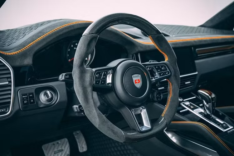 Về nội thất, toàn bộ cabin của hai chiếc Cayenne đều được bọc lại bằng da cao cấp đi kèm những đường chỉ khâu tương phản, buồng lái cũng được điều chỉnh và làm đẹp với đường chỉ khâu họa tiết kim cương, bộ thảm sàn có trang trí tương tự.