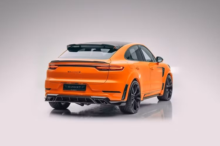 Nội thất của cả hai xe đều có tông đen chủ đạo kết hợp cùng những điểm nhấn cùng màu sơn của thân xe mỗi chiếc.