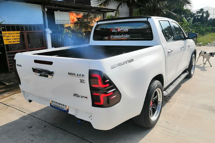 Sau khi hoàn thiện, chiếc bán tải trở nên đẹp mắt và có phần điệu đà duy mỹ hơn. Được biết, chiếc Hilux đã được nâng cấp phần đầu của Toyota Fortuner Legender phiên bản máy dầu 2.4L. Ngoài nâng cấp phần đầu của Fortuner Legender, trước đó chiếc Hilux Revo này còn được hạ gầm, thay lốp lớn để giúp chiếc bán tải thêm “ăn chơi” hơn. Thay vì độ “gầm cao máy thoáng” theo phong cách off-road quen thuộc ở Việt Nam, thì người Thái có xu hướng hạ gầm, hạ trọng tâm xe bán tải để thuận tiện đi phố, bên cạnh đó đa số xe bán tải bán ở Thái là phiên bản 1 cầu.