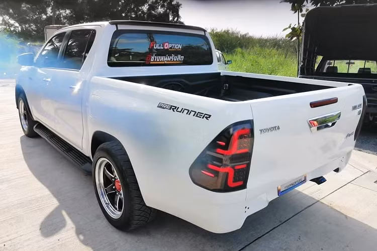 Mẫu xe bán tải Toyota Hilux luôn bán chạy hàng đầu trên đất Thái, đối thủ chính của Hilux ở Thái Lan không phải là Ford Ranger, mà chính là mẫu “xe ế” Isuzu D-Max. Có nhiều lý do mà người Thái ưa chuộng bán tải Nhật như Isuzu D-Max hay Toyota Hilux, trong đó yếu tố bền bỉ, ít hỏng vặt luôn đặt lên hàng đầu. Thậm chí phụ tùng đồ chơi nâng cấp “aftermarket” cho Hilux và D-Max ở Thái Lan rất nhiều, đủ để người chơi xe bán tải tại đây thoả mãn nhu cầu chơi xe theo cách trang trí, độ đẻo thậm chí là độ công suất!