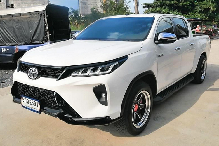 “Dân chơi” Thái Lan đã quyết định độ phần đầu Fortuner phiên bản Legender 2021 lên chiếc Hilux phiên bản Revo đời cũ. Ngay lập tức, bản độ này đã nhận được nhiều quan tâm từ cộng đồng chơi xe bán tải ở Thái Lan. Không “công phu” như Fortuner lên đầu Hilux 2021 (bản Advance), việc nâng cấp đầu xe Fortuner Legender chỉ dừng lại ở việc lắp đặt.