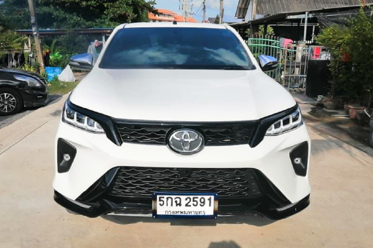 Ra mắt không lâu, Toyota Fortuner phiên bản Legender là mẫu xe được đánh giá cao về thiết kế trong phân khúc SUV 7 chỗ. Sẽ thật tuyệt vời nếu như Toyota mang thiết kế này lên dòng bán tải Hilux, tuy nhiên hãng xe Nhật Bản không làm vậy. Chính vì thế, đây là lý do mà người Thái quyết định độ Legender cho Toyota Hilux để đáp ứng cho sở thích.