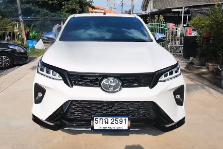 Ra mắt không lâu, Toyota Fortuner phiên bản Legender là mẫu xe được đánh giá cao về thiết kế trong phân khúc SUV 7 chỗ. Sẽ thật tuyệt vời nếu như Toyota mang thiết kế này lên dòng bán tải Hilux, tuy nhiên hãng xe Nhật Bản không làm vậy. Chính vì thế, đây là lý do mà người Thái quyết định độ Legender cho Toyota Hilux để đáp ứng cho sở thích.