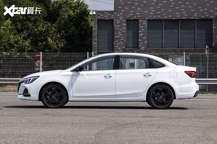 Phiên bản i6 Max chạy xăng có trang bị động cơ tăng áp dung tích 1.5 lít với 178 mã lực và 275 Nm mô-men xoắn cực đại, phối họp một hộp số DCT 7 cấp. Phiên bản PHEV cũng sử dụng khối động cơ này, nhưng bổ sung thêm một mô tơ điện, qua đó sản sinh tổng công suất 308 mã lực và 480 Nm mô-men xoắn cực đại. Hơn nữa, bản PHEV sẽ sử dụng một hộp số lái điện tử 10 cấp.