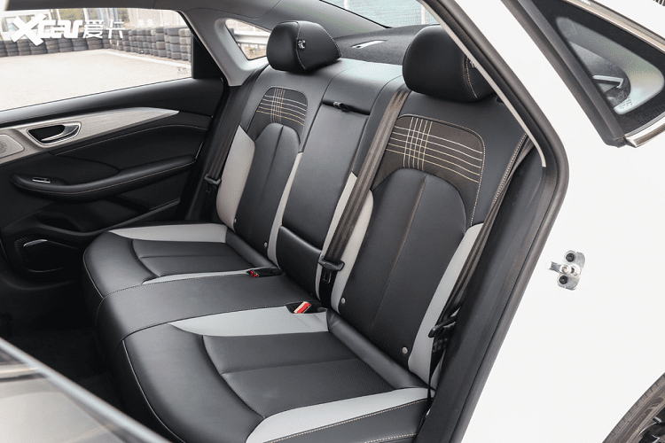 Với những thiết bị này, chiếc xe các tính năng tân tiến như kiểm soát hành trình thích nghi tốc độ cao, hỗ trợ lái khi tắc đường, quan sát điểm mù, phanh khẩn cấp tự động, hỗ trợ giữ làn đường, và hệ thống đèn chiếu xa – gần thông minh.