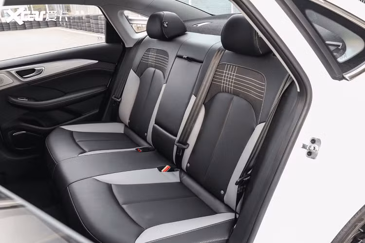 Với những thiết bị này, chiếc xe các tính năng tân tiến như kiểm soát hành trình thích nghi tốc độ cao, hỗ trợ lái khi tắc đường, quan sát điểm mù, phanh khẩn cấp tự động, hỗ trợ giữ làn đường, và hệ thống đèn chiếu xa – gần thông minh.