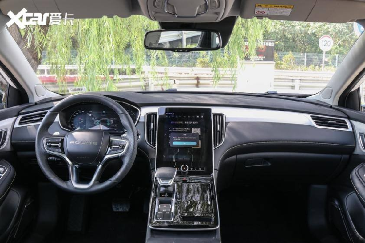 Nội thất xe trông hiện đại và công nghệ với hai màn hình lớn trên mặt táp lô, một màn cỡ 12,3 inch dành bảng đồng hồ kỹ thuật số và một màn cong cỡ 14,3 inch dành cho hệ thống thông tin giải trí.