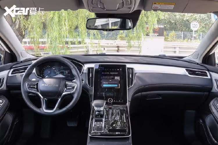 Nội thất xe trông hiện đại và công nghệ với hai màn hình lớn trên mặt táp lô, một màn cỡ 12,3 inch dành bảng đồng hồ kỹ thuật số và một màn cong cỡ 14,3 inch dành cho hệ thống thông tin giải trí.