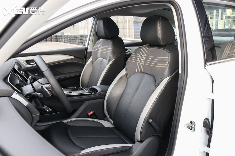 Nói kỹ hơn, hệ thống hỗ trợ lái này bao gồm 3 radar sóng mm + 5 camera + 4 radar siêu thanh.