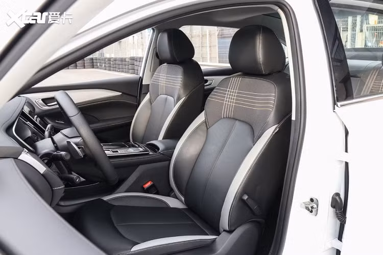 Nói kỹ hơn, hệ thống hỗ trợ lái này bao gồm 3 radar sóng mm + 5 camera + 4 radar siêu thanh.