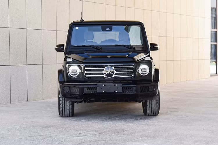Bên trong Mercedes-Benz G350 2020 vẫn có 2 màn hình kỹ thuật số 12,3 inch dành cho bảng đồng hồ và hệ thống thông tin giải trí, dàn âm thanh vòm Burmester 16 loa và nút chọn chế độ off-road ở tốc độ thấp. Chưa hết, xe còn có hệ thống đèn viền 64 màu, tựa đầu ghế sang trọng, ghế trước có đủ tính năng nhớ vị trí/làm mát/mát-xa/sưởi và sưởi ghế sau.