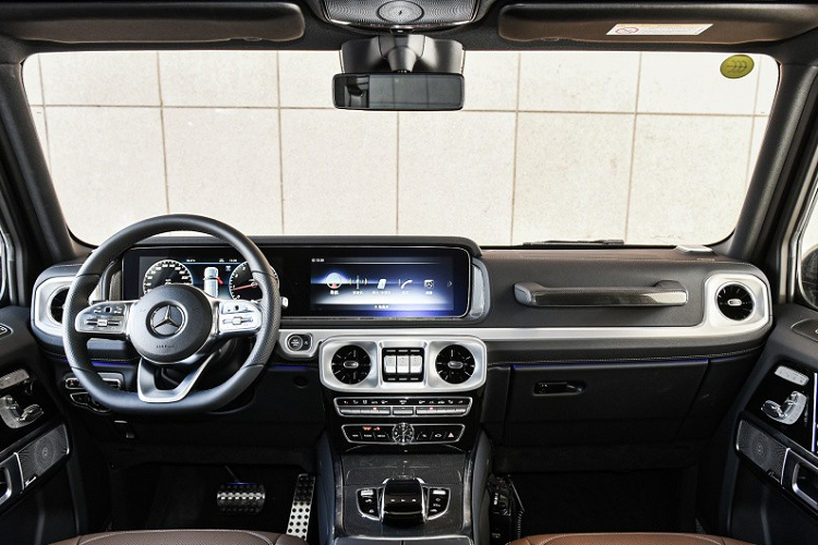 Tuy nhiên, trái với tin đồn, mẫu xe này tại thị trường Trung Quốc lại không thực sự rẻ. Giá xe Mercedes-Benz G350 2020 khởi điểm từ 1.429.800 Nhân dân tệ (khoảng 4,84 tỷ đồng). Trong khi đó, Mercedes-Benz G500 dùng động cơ V8 mạnh 421 mã lực có giá từ 1,62 triệu Nhân dân tệ (5,48 tỷ đồng). Như vậy, thay vì mua Mercedes-Benz G350 2020, khách hàng Trung Quốc chỉ cần cố thêm một ít tiền là đã có thể mua G500 mạnh hơn và trang bị "xịn" hơn.