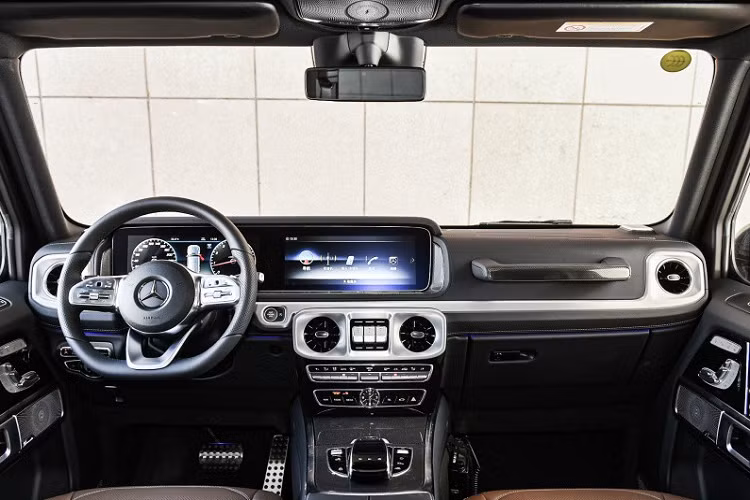 Tuy nhiên, trái với tin đồn, mẫu xe này tại thị trường Trung Quốc lại không thực sự rẻ. Giá xe Mercedes-Benz G350 2020 khởi điểm từ 1.429.800 Nhân dân tệ (khoảng 4,84 tỷ đồng). Trong khi đó, Mercedes-Benz G500 dùng động cơ V8 mạnh 421 mã lực có giá từ 1,62 triệu Nhân dân tệ (5,48 tỷ đồng). Như vậy, thay vì mua Mercedes-Benz G350 2020, khách hàng Trung Quốc chỉ cần cố thêm một ít tiền là đã có thể mua G500 mạnh hơn và trang bị "xịn" hơn.