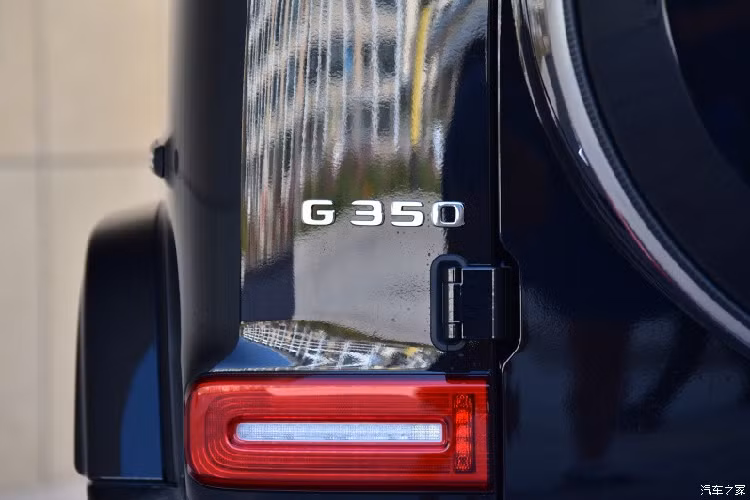 Thế nhưng, hãng Mercedes-Benz vẫn khẳng định G350 mới có thể tăng tốc từ 0-100 km/h trong thời gian 8 giây. Động cơ kể trên kết hợp với hộp số tự động 9 cấp. Không ngạc nhiên khi thương hiệu ngôi sao 3 cánh quyết định bổ sung động cơ 4 xi-lanh cho dòng Mercedes-Benz G-Class. Tương tự như Việt Nam, ô tô tại Trung Quốc bị đánh thuế dựa trên dung tích xi-lanh động cơ. Do đó, những loại ô tô dùng động cơ có dung tích xi-lanh càng lớn thì giá càng đắt.