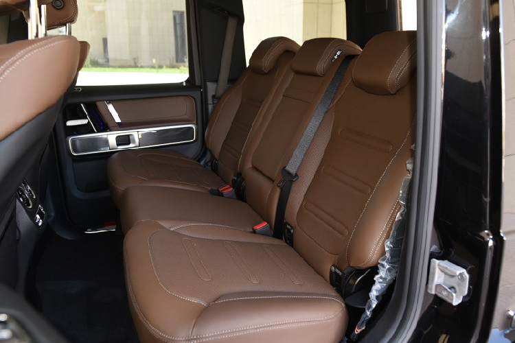 Thêm vào đó, Mercedes-Benz G350 2020 còn được trang bị đèn pha LED với vỏ màu tối. Nhiều chi tiết ngoại thất khác cũng được sơn màu đen như lưới tản nhiệt, vỏ gương ngoại thất và logo ngôi sao 3 cánh.