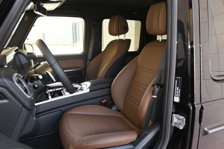 Ngoài động cơ, Mercedes-Benz G350 còn có một điểm khác biệt nữa so với các phiên bản còn lại, đó là vành có đường kính chỉ 19 inch. Bên cạnh đó, logo V8 không còn xuất hiện trên cửa trước nữa. Trừ 2 chi tiết trên, Mercedes-Benz G350 gần như không có gì khác biệt về thiết kế so với các phiên bản còn lại. Xe cũng sở hữu thiết kế tổng thể vuông vắn, cứng cáp, cụm đèn pha hình tròn cổ điển, lưới tản nhiệt với 3 nan kép nằm ngang, đèn hậu hình chữ nhật và lốp dự phòng trên cửa cốp sau.