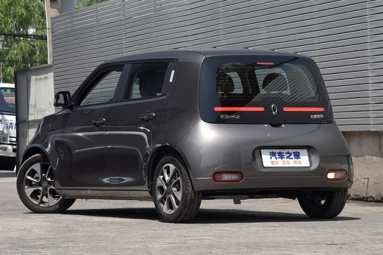 Về cơ bản, ORA R2 thế hệ mới là một chiếc xe bé nhỏ hiện đại với một chi tiết thiết kế ảnh hưởng từ Daihatsu, và trông khác biệt khá nhiều so với R1. Thiết kế lưới tản nhiệt (chính xác là lưới tản nhiệt giả) của nó trông khá đẹp và phần phía sau trông cũng tròn trịa vừa mắt người nhìn. Kích thước xe là dài 3.625 mm, rộng 1.660 mm, cao 1.530 mm và trục cơ sở dài 2.490 mm, dài hơn R1 một chút.