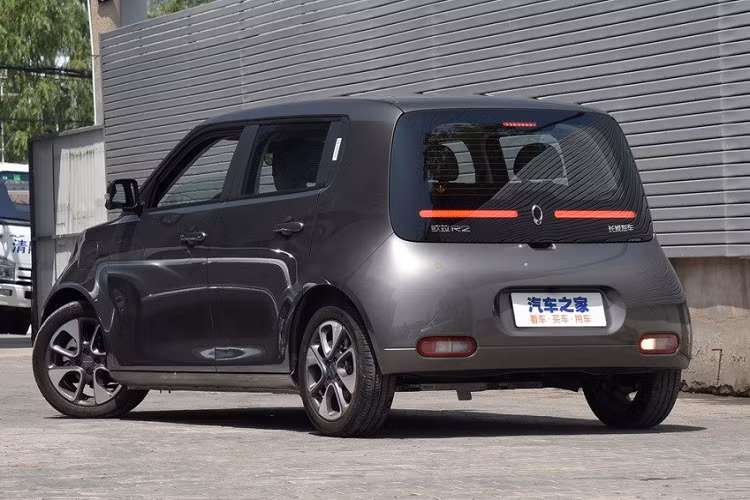 Về cơ bản, ORA R2 thế hệ mới là một chiếc xe bé nhỏ hiện đại với một chi tiết thiết kế ảnh hưởng từ Daihatsu, và trông khác biệt khá nhiều so với R1. Thiết kế lưới tản nhiệt (chính xác là lưới tản nhiệt giả) của nó trông khá đẹp và phần phía sau trông cũng tròn trịa vừa mắt người nhìn. Kích thước xe là dài 3.625 mm, rộng 1.660 mm, cao 1.530 mm và trục cơ sở dài 2.490 mm, dài hơn R1 một chút.