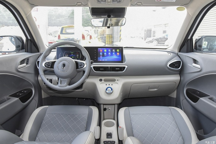 Nội thất của xe trông cũng gọn gàng với điểm nhấn lớn nhất là hai màn hình lớn liền nhau dành cho bảng đồng hồ và hệ thống thông tin giải trí. Tổng quan chất lượng lắp ráp và hoàn thiện trông tuyệt hơn những gì mong đợi so với hình ảnh chụp trộm trước đó.