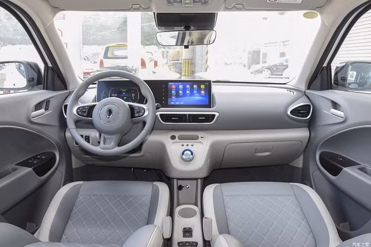 Nội thất của xe trông cũng gọn gàng với điểm nhấn lớn nhất là hai màn hình lớn liền nhau dành cho bảng đồng hồ và hệ thống thông tin giải trí. Tổng quan chất lượng lắp ráp và hoàn thiện trông tuyệt hơn những gì mong đợi so với hình ảnh chụp trộm trước đó.