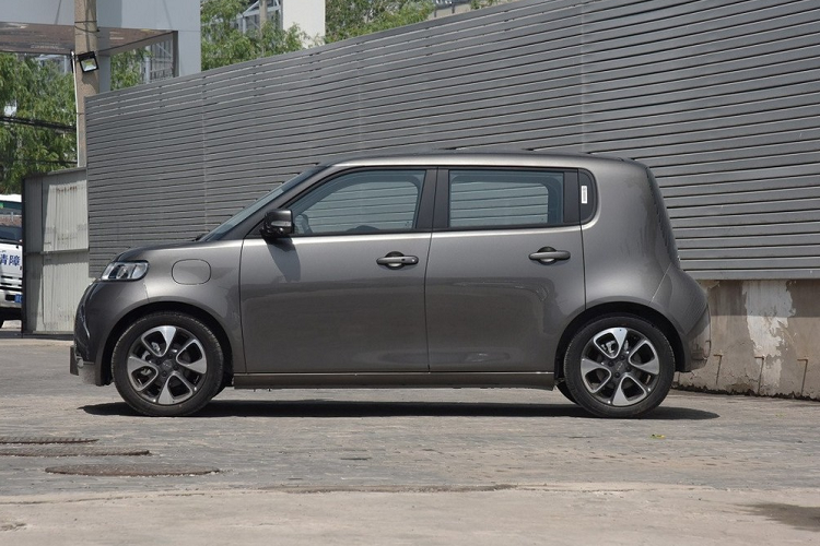  Giá xe điện ORA R2 khởi điểm từ 75.800 nhân dân tệ (tương đương 250 triệu đồng) và kết thúc ở 88.000 nhân dân tệ (tương đương 290 triệu đồng). Đối tượng khách hàng của ORA R2 là giới trẻ, nhất là phụ nữ.