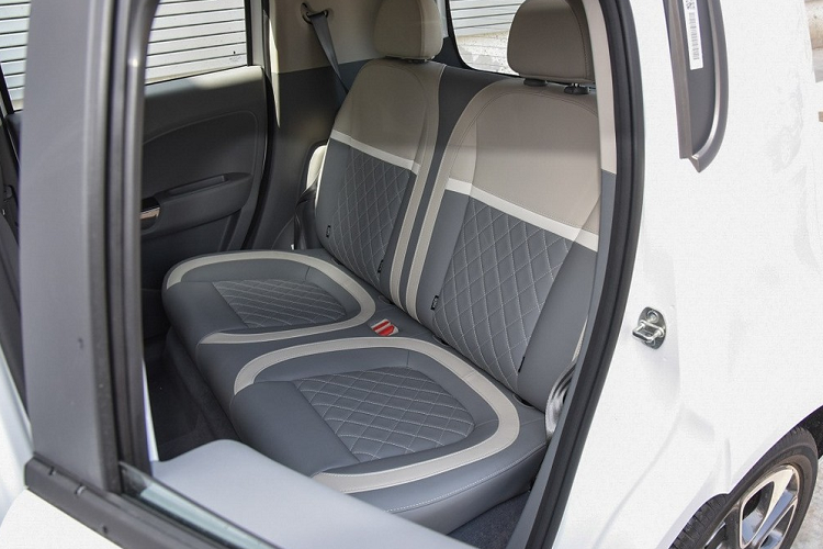 Các ghế ngồi trên xe mang một dáng vẻ rất “Anh Quốc” và đó là một điều tốt bởi ORA sẽ chịu trách nhiệm giao hàng khung gầm mà sẽ làm cơ sở cho mẫu Mini điện mới được sản xuất tại Trung Quốc. Mẫu Mini mới này sẽ bước vào sản xuất trong năm tới, và được vận hành bởi một liên doanh giữa Great Wall Motors và BMW.