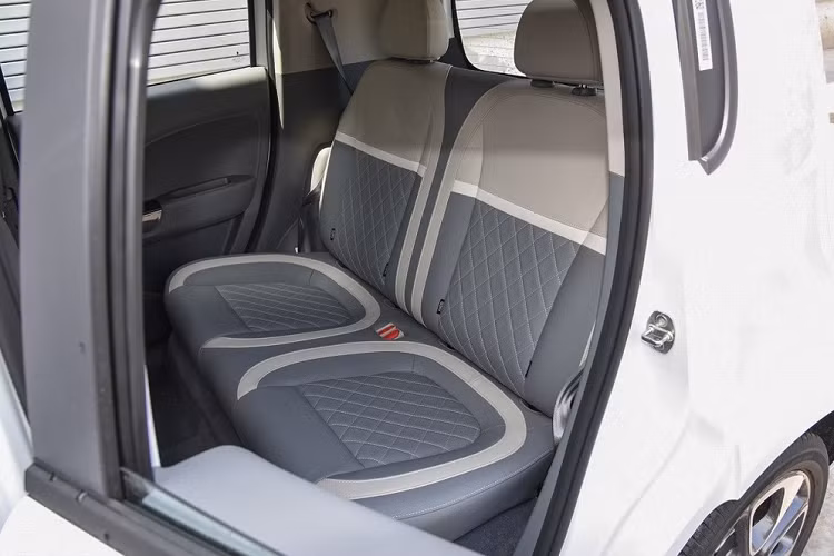 Các ghế ngồi trên xe mang một dáng vẻ rất “Anh Quốc” và đó là một điều tốt bởi ORA sẽ chịu trách nhiệm giao hàng khung gầm mà sẽ làm cơ sở cho mẫu Mini điện mới được sản xuất tại Trung Quốc. Mẫu Mini mới này sẽ bước vào sản xuất trong năm tới, và được vận hành bởi một liên doanh giữa Great Wall Motors và BMW.