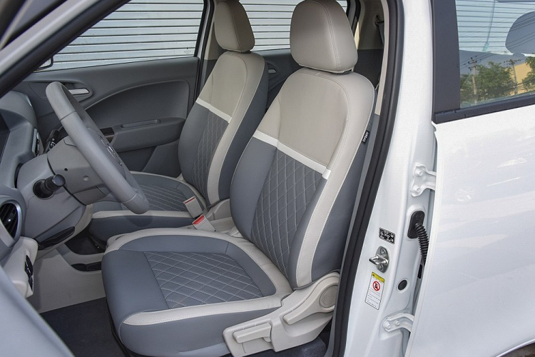 Phần mặt táp lô của ORA R2 trông rất có tính công nghệ, trơn tru. Điểm đáng chê bai duy nhất ở đây là cụm điều khiển trung tâm trông rất rẻ tiền.