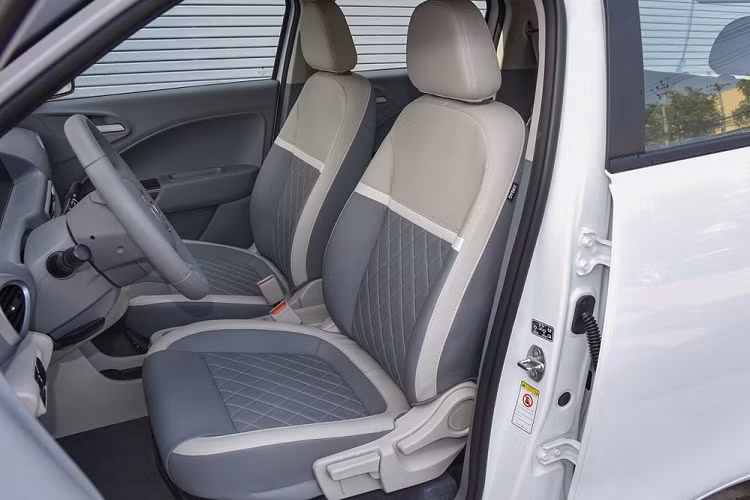 Phần mặt táp lô của ORA R2 trông rất có tính công nghệ, trơn tru. Điểm đáng chê bai duy nhất ở đây là cụm điều khiển trung tâm trông rất rẻ tiền.