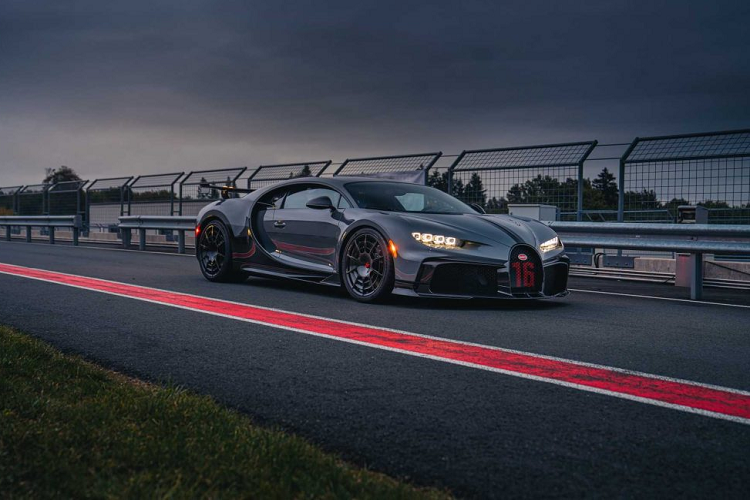 Bugatti đã bắt đầu sản xuất Chiron Pur Sport tại Molsheim, Pháp và những chiếc xe đầu tiên sẽ lăn bánh ra khỏi nhà máy trong thời gian tới. Giá bán cho mẫu xe này ở mức 3 triệu Euro (khoảng hơn 81 tỷ đồng) và sẽ chỉ có 60 chiếc được sản xuất.