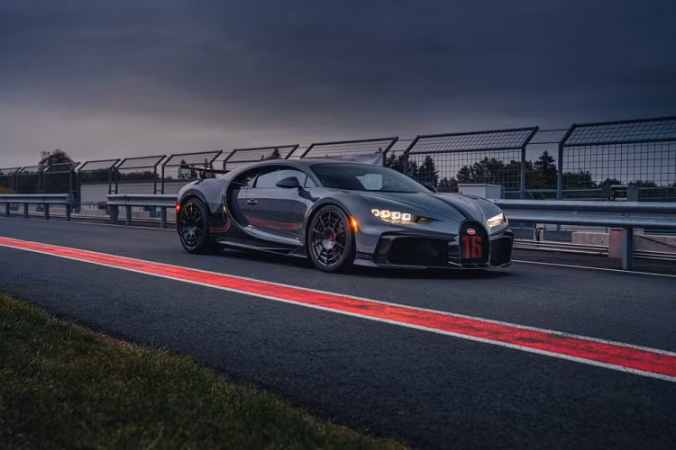 Bugatti đã bắt đầu sản xuất Chiron Pur Sport tại Molsheim, Pháp và những chiếc xe đầu tiên sẽ lăn bánh ra khỏi nhà máy trong thời gian tới. Giá bán cho mẫu xe này ở mức 3 triệu Euro (khoảng hơn 81 tỷ đồng) và sẽ chỉ có 60 chiếc được sản xuất.