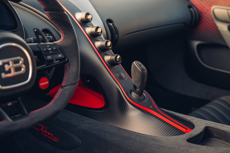 Hệ thống khí động học trên Chiron Pur Sport được nâng cấp với bộ chia gió mới ở đầu cũng như các lỗ thoát khí trên vòm bánh xe. Phía sau, Bugatti trang bị cho xe bộ cánh gió chữ X cỡ lớn, dài 1,9 mét kết hợp cùng bộ khuếch tán lớn bên dưới nhằm giúp xe ổn định hơn. Mặc dù to lớn hơn Chiron thông thường nhưng phiên bản này lại nhẹ hơn đến 50 kg.