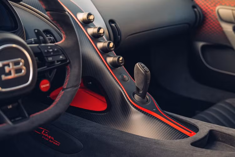 Hệ thống khí động học trên Chiron Pur Sport được nâng cấp với bộ chia gió mới ở đầu cũng như các lỗ thoát khí trên vòm bánh xe. Phía sau, Bugatti trang bị cho xe bộ cánh gió chữ X cỡ lớn, dài 1,9 mét kết hợp cùng bộ khuếch tán lớn bên dưới nhằm giúp xe ổn định hơn. Mặc dù to lớn hơn Chiron thông thường nhưng phiên bản này lại nhẹ hơn đến 50 kg.