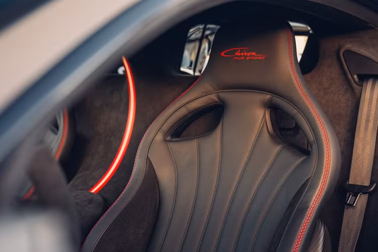 Khung gầm được cải tiến trong khi hệ thống treo sở hữu góc camber của bánh trước được chỉnh âm 2,5 độ nhằm mang đến khả năng vận hành tối ưu. Cùng với đó, Bugatti cũng đã phát triển thêm các khớp treo mới, giúp chúng phù hợp hơn với các chi tiết nâng cấp.