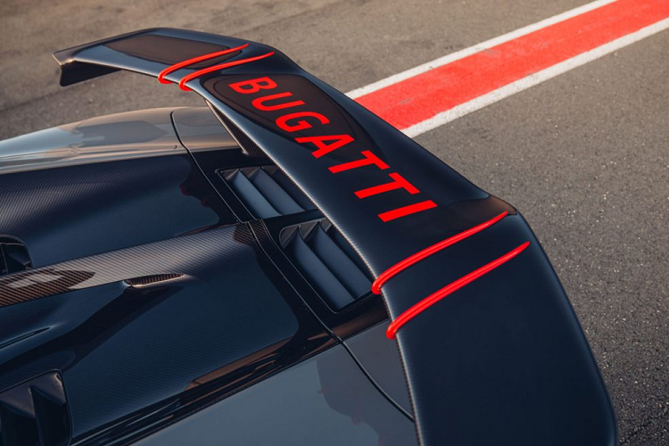 “Chúng tôi phải sử dụng các thiết lập này vì chỉ chúng mới có thể tạo nên sự kết hợp hoàn hảo với khung gầm và khả năng khí động học, khiến chiếc xe trở nên nhanh hơn”, giám đốc bộ phận phát triển của Bugatti, ông Stefan Ellrott chia sẻ.