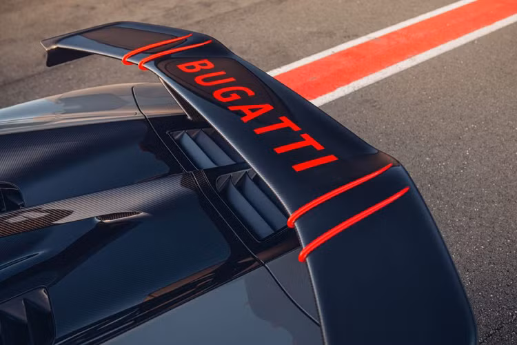 “Chúng tôi phải sử dụng các thiết lập này vì chỉ chúng mới có thể tạo nên sự kết hợp hoàn hảo với khung gầm và khả năng khí động học, khiến chiếc xe trở nên nhanh hơn”, giám đốc bộ phận phát triển của Bugatti, ông Stefan Ellrott chia sẻ.
