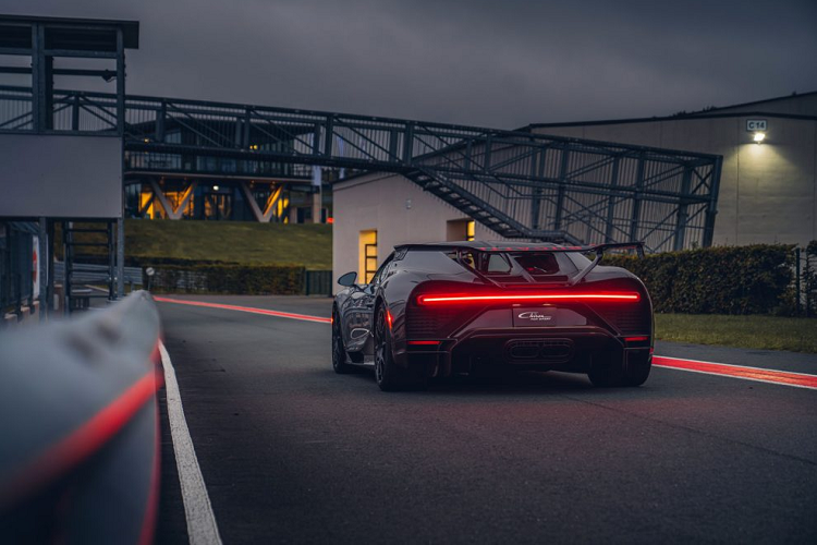 “Bạn phải tự mình trải nghiệm chiếc xe và nhận ra được sự đặc biệt của nó để có thể biết được đội ngũ của chúng tôi đã làm việc chăm chỉ ra sao. Những khách hàng giờ đây đã có thể lái chiếc Bugatti Chiron đặc biệt này trên đường đua Bilster Berg và sau đó là trải nghiệm việc sử dụng hàng ngày mẫu xe này sẽ ra sao trên đường phố công cộng”.