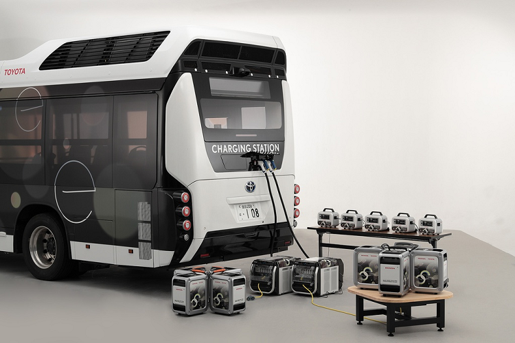 Chiếc xe buýt này được phát triển từ phiên bản cũ có tên Toyota FC Bus. Nhà sản xuất đã tăng gấp đôi bình hydrogen áp suất cao có thể sản sinh 454 kWh và đạt công suất tối đa 18 kW.