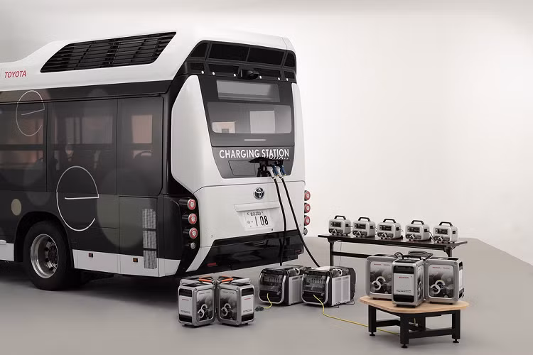 Chiếc xe buýt này được phát triển từ phiên bản cũ có tên Toyota FC Bus. Nhà sản xuất đã tăng gấp đôi bình hydrogen áp suất cao có thể sản sinh 454 kWh và đạt công suất tối đa 18 kW.