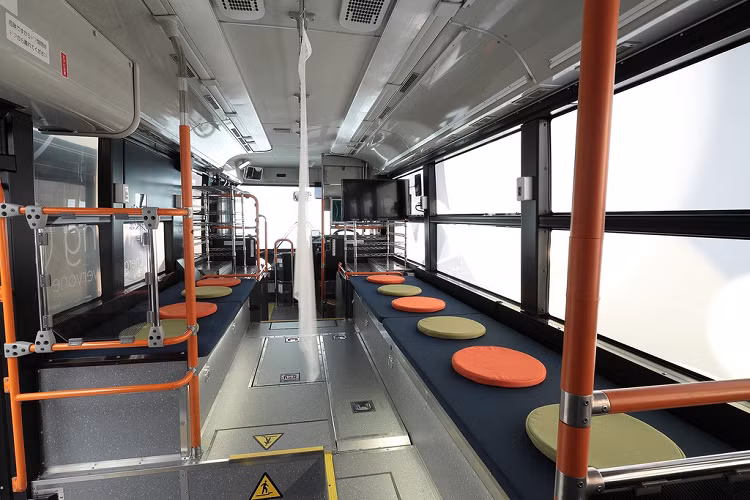 Chiếc xe không chỉ có chức năng cấp điện di động mà còn đóng vai trò như điểm lưu trú cho nạn nhân trong thảm họa.